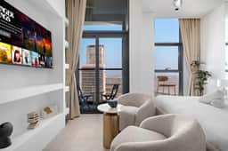 Cozy Studio w/ Balcony & Skyline View | Pool & Gym - Image 2
