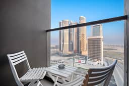 Cozy Studio w/ Balcony & Skyline View | Pool & Gym - Image 4