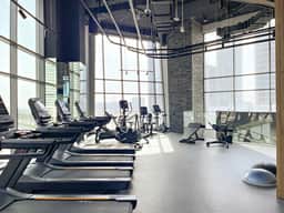 Cozy Studio w/ Balcony & Skyline View | Pool & Gym - Image 5