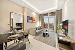 Luxe 1BR with Balcony & Canal View - Image 3