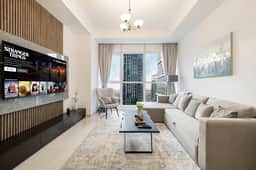 Luxe 1BR with Full Canal View | Walk to the Metro - Image 2