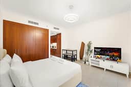 Stunning Studio with Scenic Canal Views - Image 2