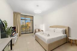 Stunning Studio with Scenic Canal Views - Image 4