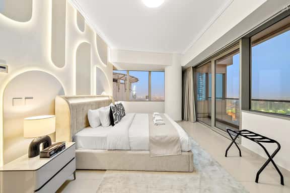 Elegant 2BR w/ Panoramic Marina View - Image 1