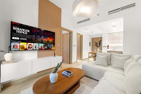 Stylish 1BR with Netflix & Pool Access - Image 1