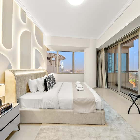 Elegant 2BR w/ Panoramic Marina View - Image 1