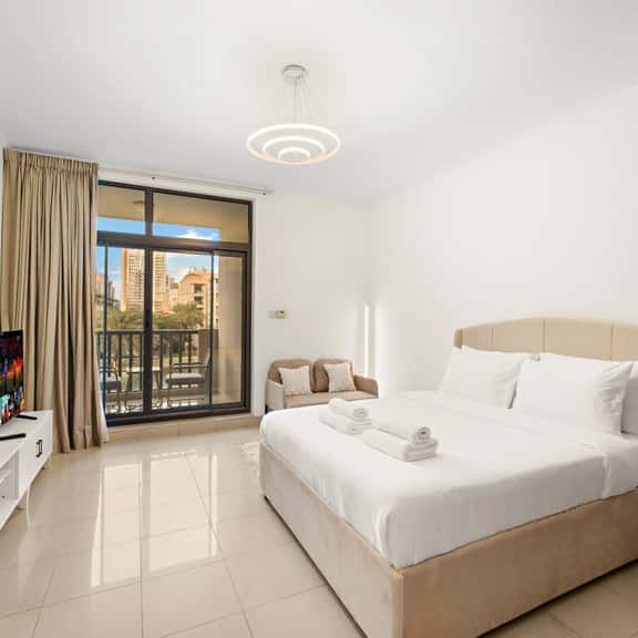 Stunning Studio with Scenic Canal Views - Image 1