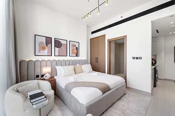 Chic Studio w/ Balcony and Gym at JVC - Image 2
