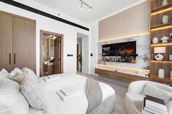 Chic Studio w/ Balcony and Gym at JVC - Image 3