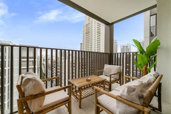 Cozy 1BR w/ Balcony | Pool & Gym - Image 5