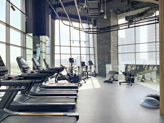 Cozy Studio w/ Balcony & Skyline View | Pool & Gym - Image 5