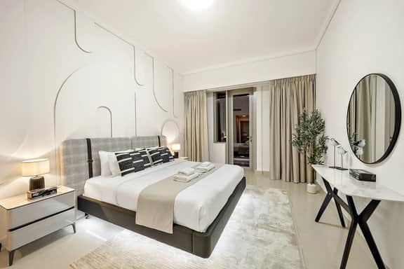 Elegant 2BR w/ Panoramic Marina View - Image 3