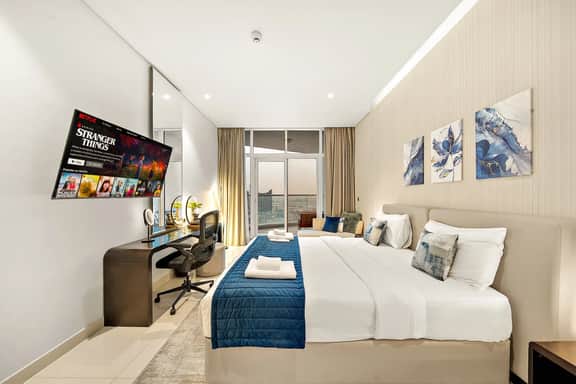Luxe 1BR with Balcony & Canal View - Image 2
