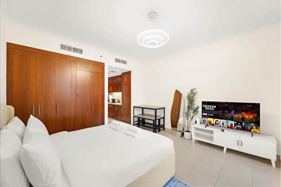 Stunning Studio with Scenic Canal Views - Image 2