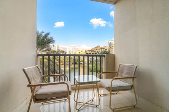 Stunning Studio with Scenic Canal Views - Image 3