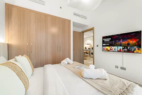 Stylish 1BR with Netflix & Pool Access - Image 2