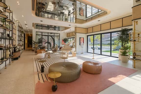 Stylish 2BR with Cinema & Lounge Access - Image 5