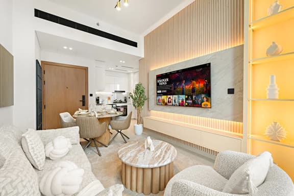 Cozy 1BR in JVC with City Views - Image 1