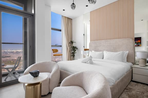 Cozy Studio w/ Balcony & Skyline View | Pool & Gym - Image 1