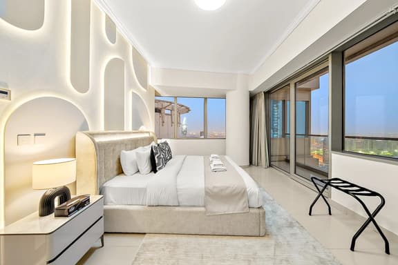 Elegant 2BR w/ Panoramic Marina View - Image 1