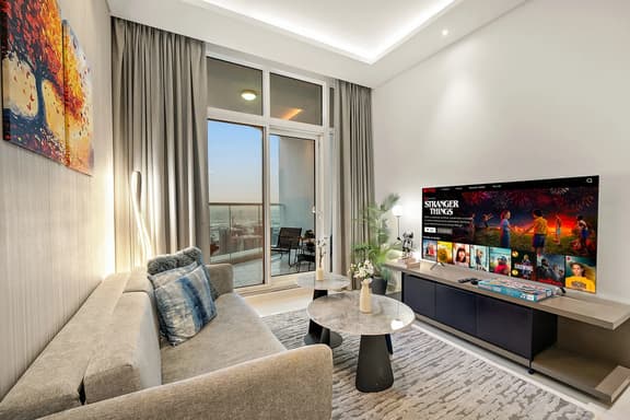 Luxe 1BR with Balcony & Canal View - Image 1