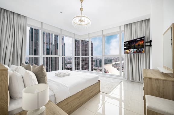 Luxe 1BR with Full Canal View | Walk to the Metro - Image 1