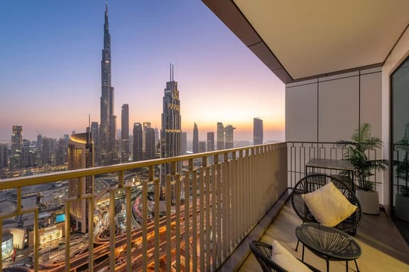 Luxe 4BR w/ Balcony & Panoramic Burj Khalifa Views - Image 1