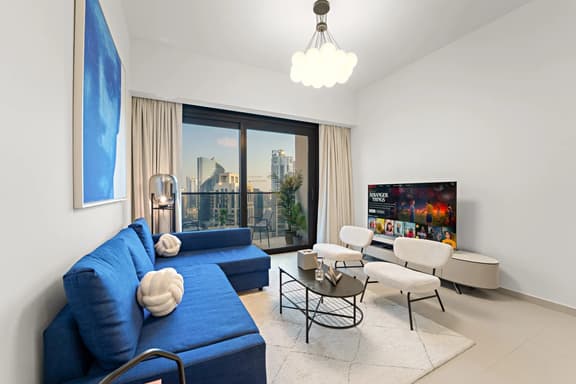 Spacious 1BR in Downtown with Balcony & Pool - Image 1