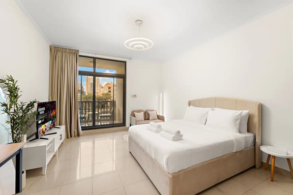 Stunning Studio with Scenic Canal Views - Image 1