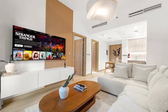 Stylish 1BR with Netflix & Pool Access - Image 1